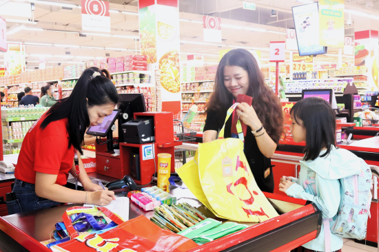  Khách hàng trải nghiệm thuê túi tái chế tại Siêu thị GO! Huế trong khuôn khổ sự kiện “Huế – Đô thị giảm nhựa ở miền Trung Việt Nam” do WWF-Việt Nam triển khai.